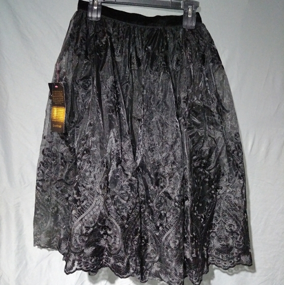 NWT Beautiful full bodied lace skirt lined - Picture 1 of 8